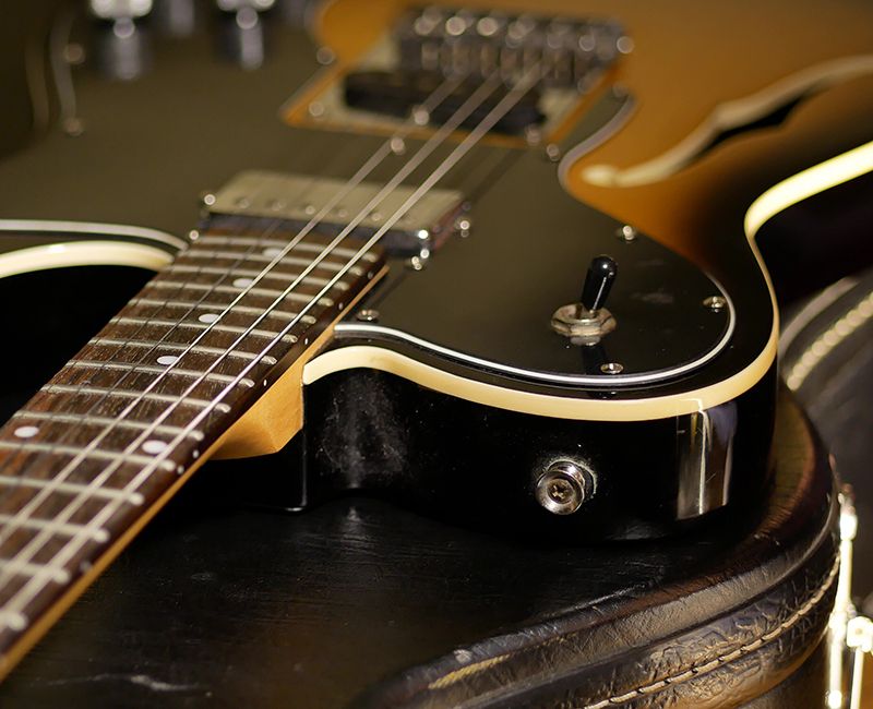Primer plano de una guitarra eléctrica.